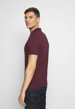 Pier One 2 PackPoloDark Blue/Bordeaux Uomo T-shirt E Polo PI922P04J-K11 -Negozio online Pier One Italia 4d23813b5dd84cea8eb833503b2f73cd scaled