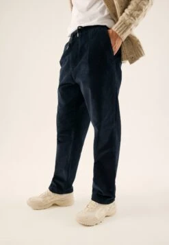 Pier One CorduroyPantaloniDark Blue Uomo Pantaloni PI922E05I-K11 -Negozio online Pier One Italia 4eaf2029cb554d3986aec22dab8f43da scaled