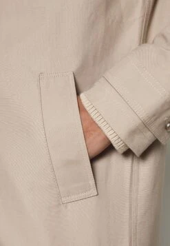 Pier One Commuter Coat Cappotto CortoTan Uomo Cappotti PI922T04G-B11 -Negozio online Pier One Italia 4ef4ad0f60904e2a9c12d606b1474ddb scaled