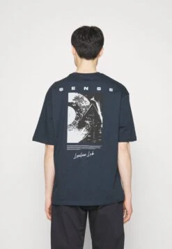 Pier One Sense Tee T-Shirt Con StampaDark Blue Uomo T-shirt E Polo PI922O0Y3-K11 -Negozio online Pier One Italia 512fd7fe8a844aebb6a2e28f70b522f2 scaled