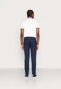 Pier One ChinoDark Blue Uomo Pantaloni PI922E04J-K11 -Negozio online Pier One Italia 521b67e0c4654cefb063b5d0a05a2b4d scaled