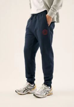 Pier One Pantaloni SportiviDark Blue Uomo Pantaloni PI922E05O-K11 -Negozio online Pier One Italia 5618c539a68d4dd39be294fcb1331f80 scaled