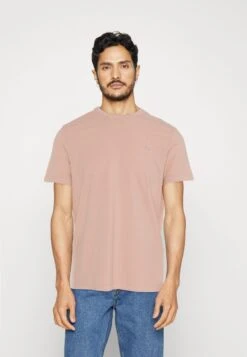 Pier One 5 PackT-Shirt BasicOff-White/Lilac/Light Red Uomo T-shirt E Polo PI922O0XG-A11 -Negozio online Pier One Italia 5ba0b11c1e774374bfe0a2812c216468 scaled