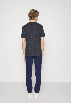 Pier One Pantaloni CargoDark Blue Uomo Pantaloni YO122E00V-K11 7 Pier One Pantaloni CargoDark Blue Uomo Pantaloni YO122E00V-K11 -Negozio online Pier One Italia 5c00885dad824dae8695257be5d7652f scaled