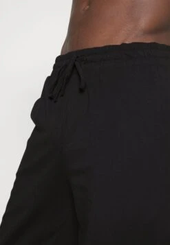 Pier One 2 PackPantaloni Del PigiamaDark Blue/Black Uomo Per La Notte PI982L00I-K15 11 Pier One 2 PackPantaloni Del PigiamaDark Blue/Black Uomo Per La Notte PI982L00I-K15 -Negozio online Pier One Italia 5f15723c07cc402bbfe5fdd31c7af8ac scaled