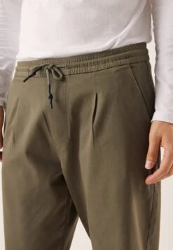 Pier One PantaloniKhaki Uomo Pantaloni PI922E05J-N11 -Negozio online Pier One Italia 5f4e7db3bfac426ab5a08dd09f8b85c4 scaled