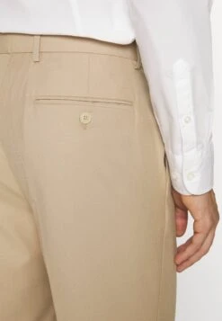 Pier One CompletoBeige Uomo Completi E Cravatte PI922A02G-B11 -Negozio online Pier One Italia 625c13d6a2704a37bc482569612ad838 scaled