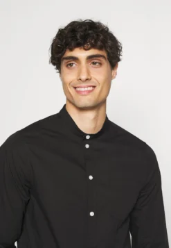 Pier One Muscle Fit Stand- Camicia - Black -Negozio online Pier One Italia 6410d0bd926e4d6289b067a7788f45c6 scaled