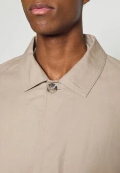 Pier One Commuter Coat Cappotto CortoTan Uomo Cappotti PI922T04G-B11 -Negozio online Pier One Italia 64e4c0abaebf41b497d5537b02c36b22 scaled