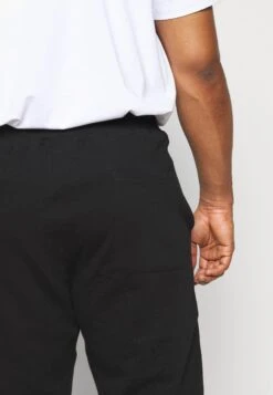 Pier One 2 PackPantaloni SportiviBlack/Mottled Light Grey Uomo Pantaloni Sportivi E Joggers PI922E03T-Q11 13 Pier One 2 PackPantaloni SportiviBlack/Mottled Light Grey Uomo Pantaloni Sportivi E Joggers PI922E03T-Q11 -Negozio online Pier One Italia 683bc01bd23348d49e0dcf1c7b683939 scaled