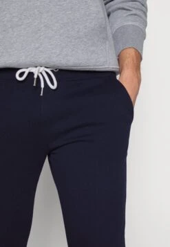Pier One 2 PackPantaloni SportiviDark Blue Uomo Pantaloni PI922E03K-K11 -Negozio online Pier One Italia 68cb3f7922214faa8f90eb382dbf9b84 scaled
