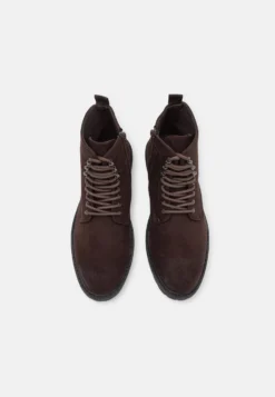 Pier One Stivaletti StringatiBrown Uomo Stivaletti/Stivali PI912K0C9-O11 -Negozio online Pier One Italia 68f7d5f4eefa4c85a1c4bcad1f198a14 scaled