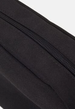 Pier One TrousseBlack Uomo Borse PI952H06N-Q11 -Negozio online Pier One Italia 6b8bd890dcad4cf6adb25ca1146f7127 scaled