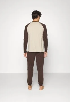 Pier One PigiamaBrown Uomo Per La Notte PI982M043-O11 -Negozio online Pier One Italia 6c07805b01b443f787fde49487475077 scaled