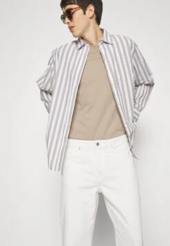 Pier One Carpenter Colored Twill Jeans A SigarettaOff-White Uomo Jeans PI922G04S-A11 -Negozio online Pier One Italia 77b17a64a879489bb9510906e2f8dbc4 scaled