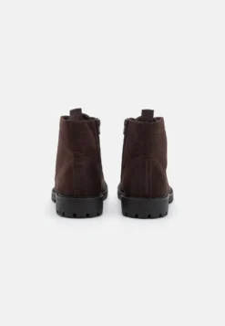 Pier One Stivaletti StringatiBrown Uomo Stivaletti/Stivali PI912K0C9-O11 -Negozio online Pier One Italia 7c4e04d4a4c1433cbb356d354d58dec0 scaled