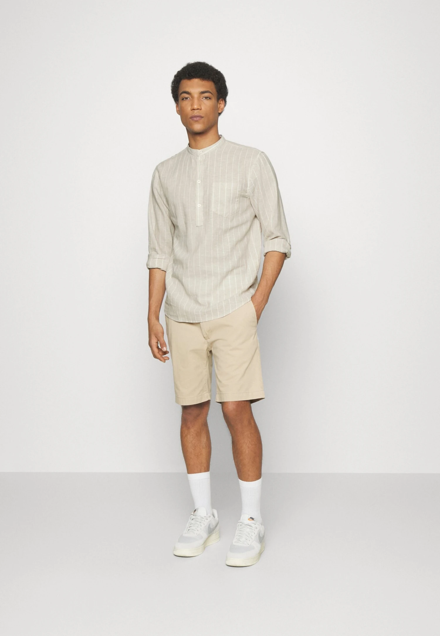 Pier One CamiciaBeige Uomo Camicie PI922DA24-B12 2 Pier One CamiciaBeige Uomo Camicie PI922DA24-B12 - immagine 2