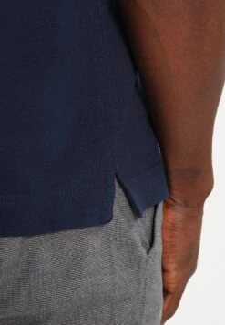 Pier One BasicPoloDarkBlue Uomo T-shirt E Polo PI922P00F-K14 -Negozio online Pier One Italia 7e29fe7ac7f84e91811ed3c3fea6ecea