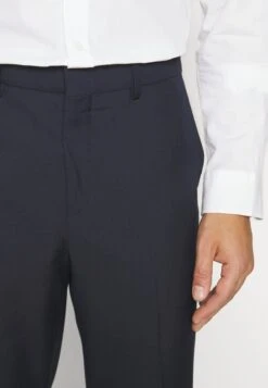 Pier One CompletoDark Blue Uomo Completi E Cravatte PI922A02I-K11 -Negozio online Pier One Italia 8233e242162f466cad992689103569c2 scaled