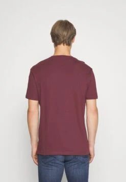 Pier One 5 PackT-Shirt BasicBordeaux/Dark Green/Dark Blue Uomo T-shirt E Polo PI922O0TV-G11 -Negozio online Pier One Italia 83fa6bffd83441d4ab3bd8fcc4f5244c scaled