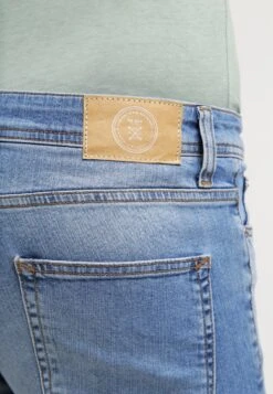 Pier One Jeans Slim FitLight Blue Denim Uomo Jeans PI922GA03-K11 -Negozio online Pier One Italia 86616cf9595a4cd4a68ac3c4756a4ad3