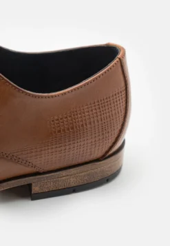 Pier One LeatherStringateCognac Uomo Scarpe Eleganti PI912M0E9-O11 -Negozio online Pier One Italia 86cf8831039a463f8f9dd21992903ced scaled