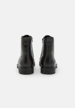 Pier One Stivaletti StringatiBlack Uomo Stivaletti/Stivali PI912K0C7-Q11 -Negozio online Pier One Italia 8726dc07931747578f5d7af05a5b72e1 scaled