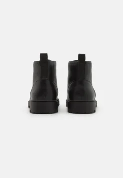 Pier One Stivaletti StringatiBlack Uomo Stivaletti/Stivali PI915M005-Q11 -Negozio online Pier One Italia 88e83f64ed484a488ca9da1b018a922e scaled