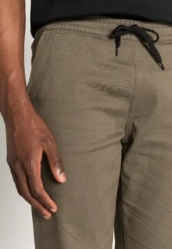 Pier One PantaloniOlive Uomo Pantaloni PI922E04F-N11 -Negozio online Pier One Italia 8a4bd5b9c0d3402ead6f56eb30786bb3 scaled