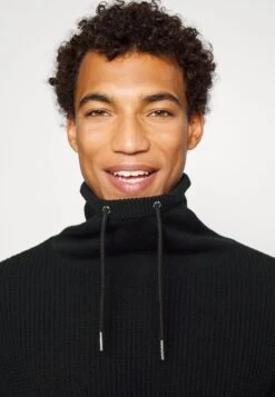 Pier One Structure Block High CollarCardiganBlack Uomo Maglieria PI922Q0BC-Q11 -Negozio online Pier One Italia 8ae538afff544777a63a44071114fc02 scaled