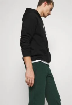 Pier One Pantaloni SportiviDark Green Uomo Pantaloni PI922E03I-M11 -Negozio online Pier One Italia 8c00f20d94d84d9782b5a4dd0cb52231 scaled