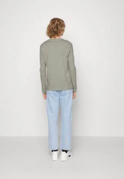 Pier One 5 PackMaglietta A Manica LungaBlack/Dark Blue/Stone Uomo T-shirt E Polo PI922O0RB-Q12 -Negozio online Pier One Italia 8c24bc676a254072a665adeab726f9f5 scaled