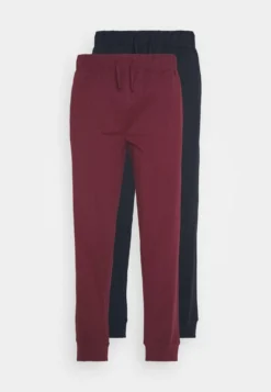 Pier One 2 PackPantaloni Del PigiamaDark Blue/Bordeaux Uomo Per La Notte PI982L00I-K11 10 Pier One 2 PackPantaloni Del PigiamaDark Blue/Bordeaux Uomo Per La Notte PI982L00I-K11 -Negozio online Pier One Italia 8cfc65dfd73741b79d4c0fe7a77d3571 scaled