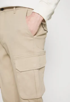 Pier One Cuffed Skinny Trouser Pantaloni CargoTan Uomo Pantaloni YO122E01H-B13 -Negozio online Pier One Italia 8ec95880e2f64caba6629462ca4a4d4f scaled
