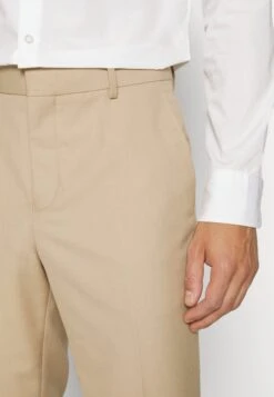 Pier One CompletoBeige Uomo Completi E Cravatte PI922A02G-B11 -Negozio online Pier One Italia 8f7c2b37fe42423cb12cd166b1245946 scaled