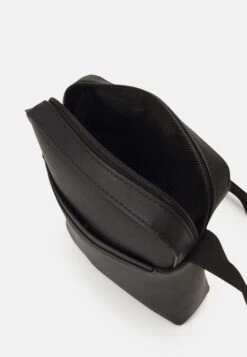 Pier One Borsa A TracollaBlack Uomo Borse PI952H06J-Q11 -Negozio online Pier One Italia 8fa71f28a06d49cc87901cdc65bc9dd8 scaled