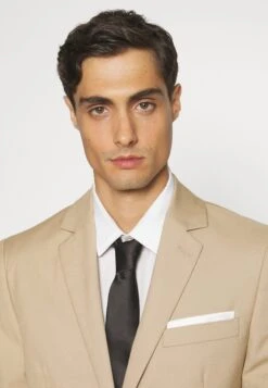 Pier One CompletoBeige Uomo Completi E Cravatte PI922A02G-B11 -Negozio online Pier One Italia 90f2244d9aa04873afca7da008371871 scaled