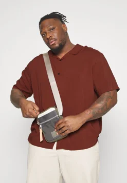 Pier One CamiciaBrown Uomo Camicie PI922D0CV-O11 9 Pier One CamiciaBrown Uomo Camicie PI922D0CV-O11 -Negozio online Pier One Italia 91584f3d52114b1ab4a01fe0973aac33 scaled