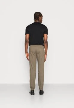 Pier One PantaloniOlive Uomo Pantaloni PI922E04F-N11 -Negozio online Pier One Italia 91589d7f3b2f42a8847d405c68892ca2 scaled