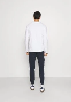 Pier One Pantaloni Cargo - Dark Blue 8 Pier One Pantaloni Cargo - Dark Blue -Negozio online Pier One Italia 959c4c7662e14654b8ace50fbb77d2d3 scaled