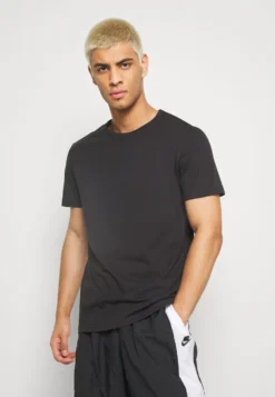 Pier One 7 Pack - T-Shirt Basic - Black 8 Pier One 7 Pack - T-Shirt Basic - Black -Negozio online Pier One Italia 95b0a0bbeca8474f906c3975d47b7758 scaled