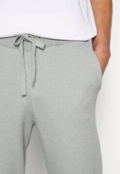 Pier One Pantaloni SportiviGrey Uomo Pantaloni PI922Q0B9-C11 9 Pier One Pantaloni SportiviGrey Uomo Pantaloni PI922Q0B9-C11 -Negozio online Pier One Italia 96eab7998b5f4353aeafa53fd61e64ae scaled