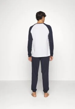 Pier One PigiamaDark Blue Uomo Per La Notte PI982M043-K11 -Negozio online Pier One Italia 98d44e3c8a27401ea1d4653cfb0e08fd scaled