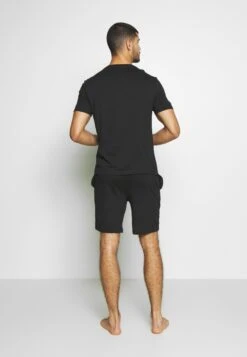 Pier One PigiamaBlack Uomo Per La Notte PI982M02R-Q11 -Negozio online Pier One Italia 99243f6a63d54b6599336ee2e3716f93 scaled