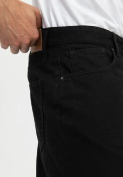 Pier One Jeans BaggyBlack Denim Uomo Jeans PI922G04P-Q11 -Negozio online Pier One Italia 9ad7f405990e41e4a5aaaa5c5a9eede0 scaled