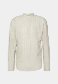 Pier One CamiciaBeige Uomo Camicie PI922DA24-B12 10 Pier One CamiciaBeige Uomo Camicie PI922DA24-B12 -Negozio online Pier One Italia 9d08407d81824a0d98549b742e16f7b1 scaled