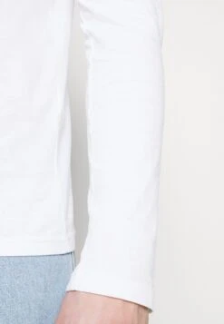 Pier One 5 PackMaglietta A Manica LungaWhite/Dark Blu/Grey Uomo T-shirt E Polo PI922O0RB-A11 15 Pier One 5 PackMaglietta A Manica LungaWhite/Dark Blu/Grey Uomo T-shirt E Polo PI922O0RB-A11 -Negozio online Pier One Italia 9d88aebb7c354be39ebe9c5600cb43ac scaled