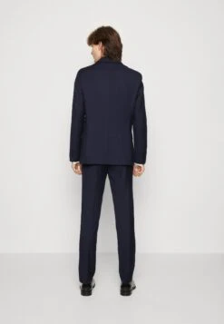 Pier One CompletoDark Blue Uomo Completi E Cravatte PI922A02G-K12 -Negozio online Pier One Italia 9e89fffd408a4f5c9144d9b5c1d9301e scaled