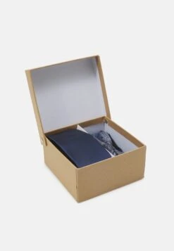 Pier One SetCravattaDark Blue Uomo Cravatte E Accessori PI952R03E-K11 12 Pier One SetCravattaDark Blue Uomo Cravatte E Accessori PI952R03E-K11 -Negozio online Pier One Italia 9f0c9c901ffb47ccaba643bd0838aa41 scaled