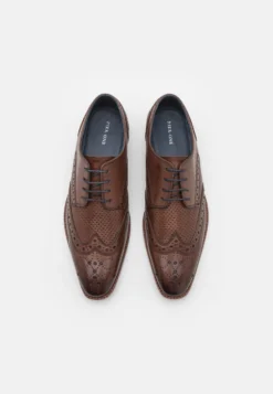 Pier One LeatherStringateBrown Uomo Scarpe Eleganti PI912M0E5-O11 -Negozio online Pier One Italia 9f91739a20c64df3bf2edb2ec907939f scaled